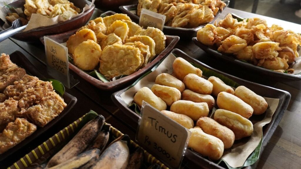 aneka gorengan tradisional sebagai makanan pendamping kopi