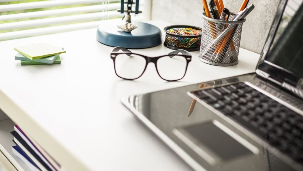 salah satu cara agar semangat kerja balik lagi dengan merapikan meja kantor