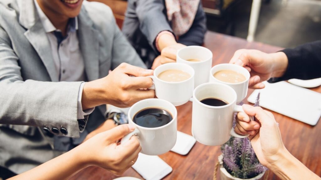 secangkir kopi di kantor untuk meningkatkan semangat kerja